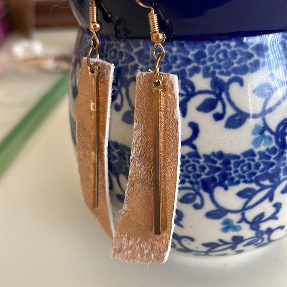 🎉HP🎉NEW Unbranded Pink & Gold Bar Faux Cowhide Leather Earrings - Picture 2 of 4